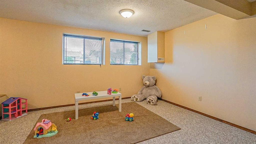 90 Simpson Crescent Se, Medicine Hat, AB - Indoor Photo Showing Other Room