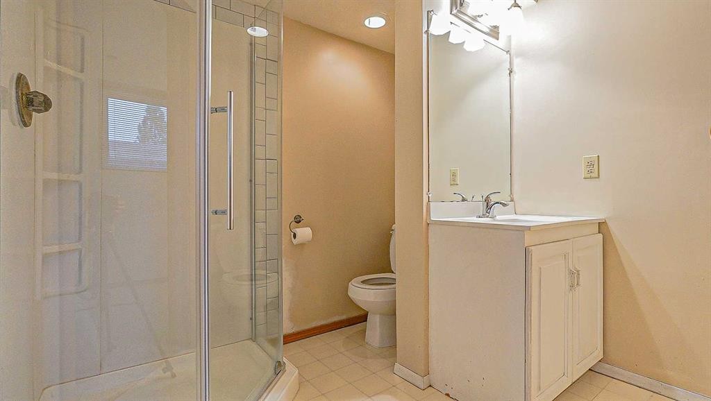 90 Simpson Crescent Se, Medicine Hat, AB - Indoor Photo Showing Bathroom