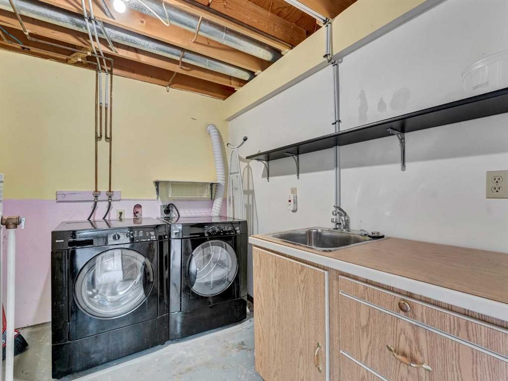 90 Simpson Crescent Se, Medicine Hat, AB - Indoor Photo Showing Laundry Room