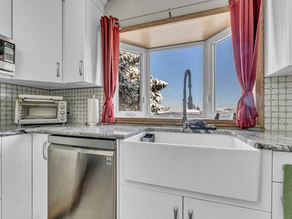 342 Cornell Crescent Sw, Medicine Hat, AB - Indoor Photo Showing Kitchen