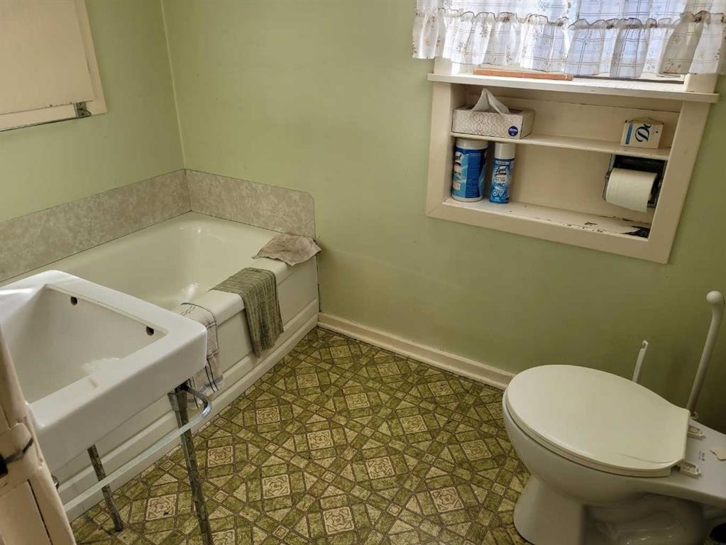 A-819A 5 Street Se, Medicine Hat, AB - Indoor Photo Showing Bathroom