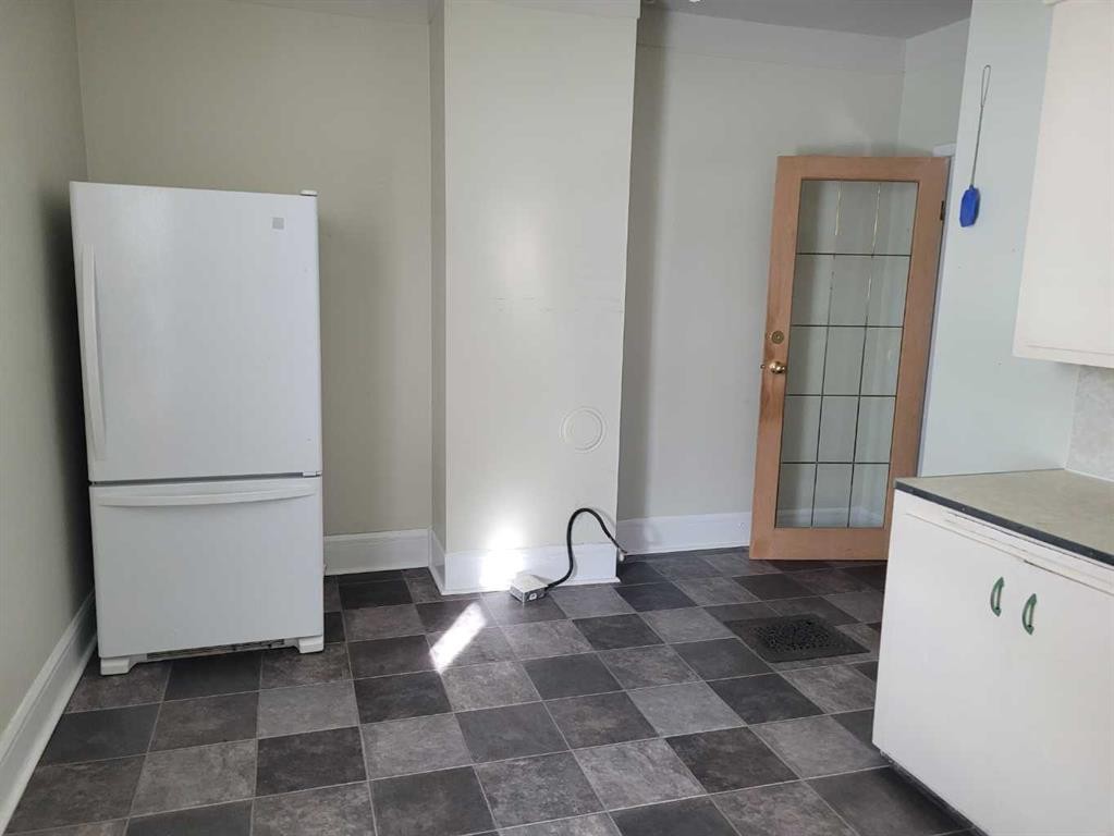 A-819A 5 Street Se, Medicine Hat, AB - Indoor Photo Showing Kitchen