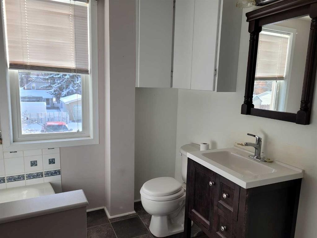 A-819A 5 Street Se, Medicine Hat, AB - Indoor Photo Showing Bathroom