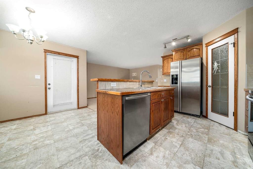 197 Vista Road, Medicine Hat, AB - Indoor Photo Showing Kitchen