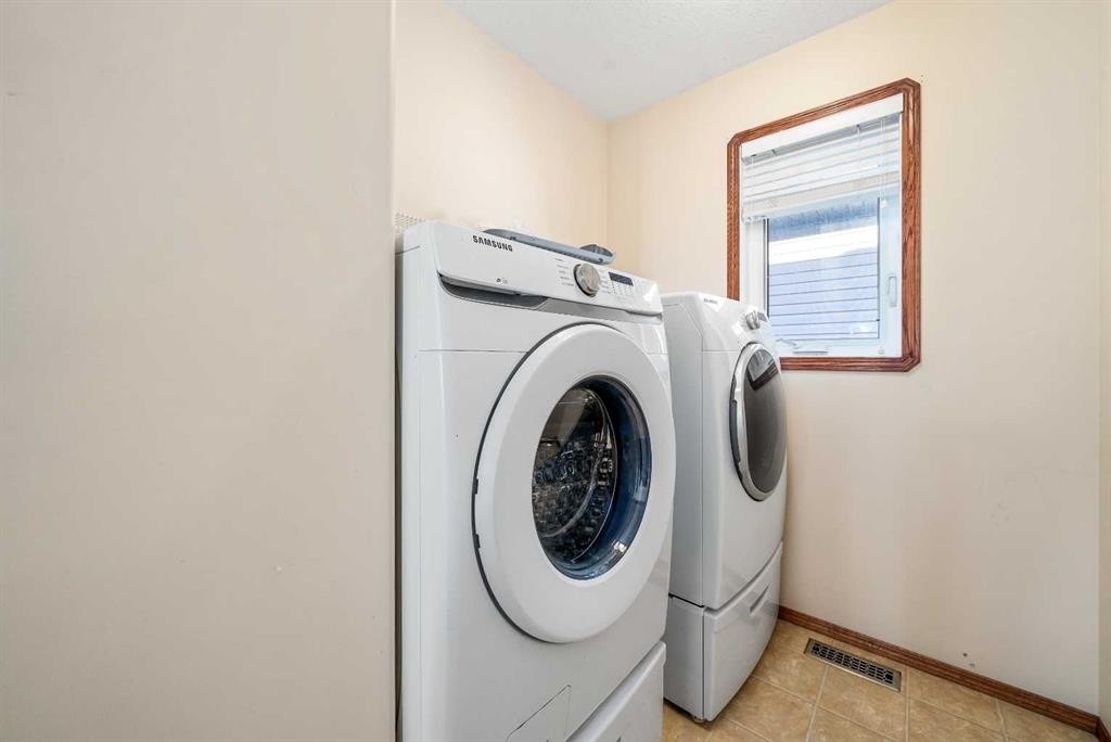 197 Vista Road, Medicine Hat, AB - Indoor Photo Showing Laundry Room