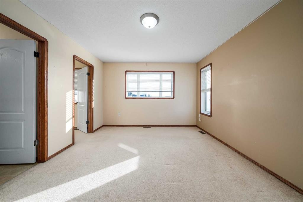 197 Vista Road, Medicine Hat, AB - Indoor Photo Showing Other Room