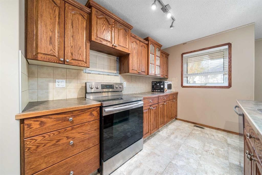 197 Vista Road, Medicine Hat, AB - Indoor Photo Showing Kitchen With Double Sink