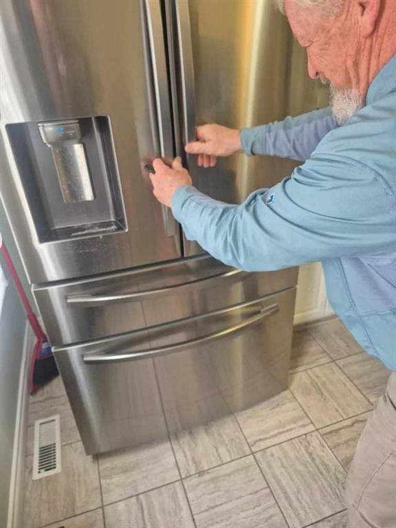 132 3 Avenue East, Empress, AB - Indoor