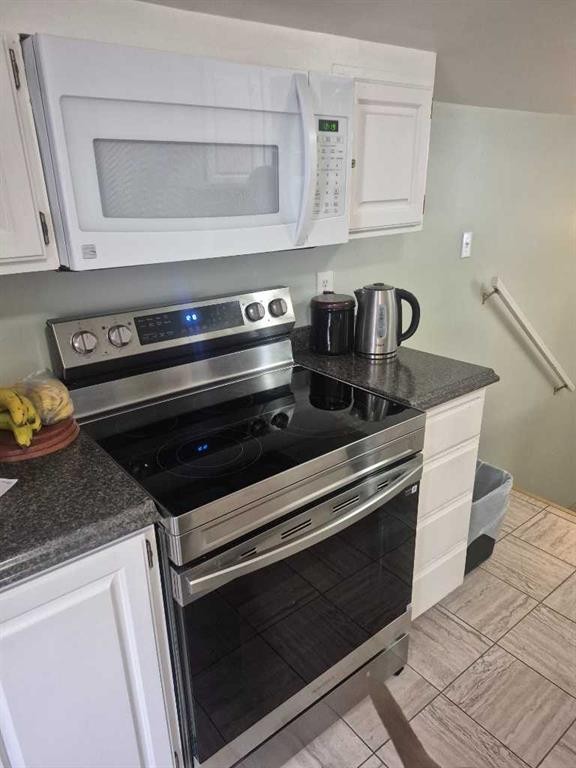 132 3 Avenue East, Empress, AB - Indoor Photo Showing Kitchen