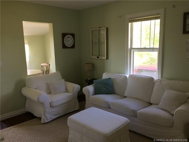 132 3 Avenue East, Empress, AB - Indoor Photo Showing Living Room