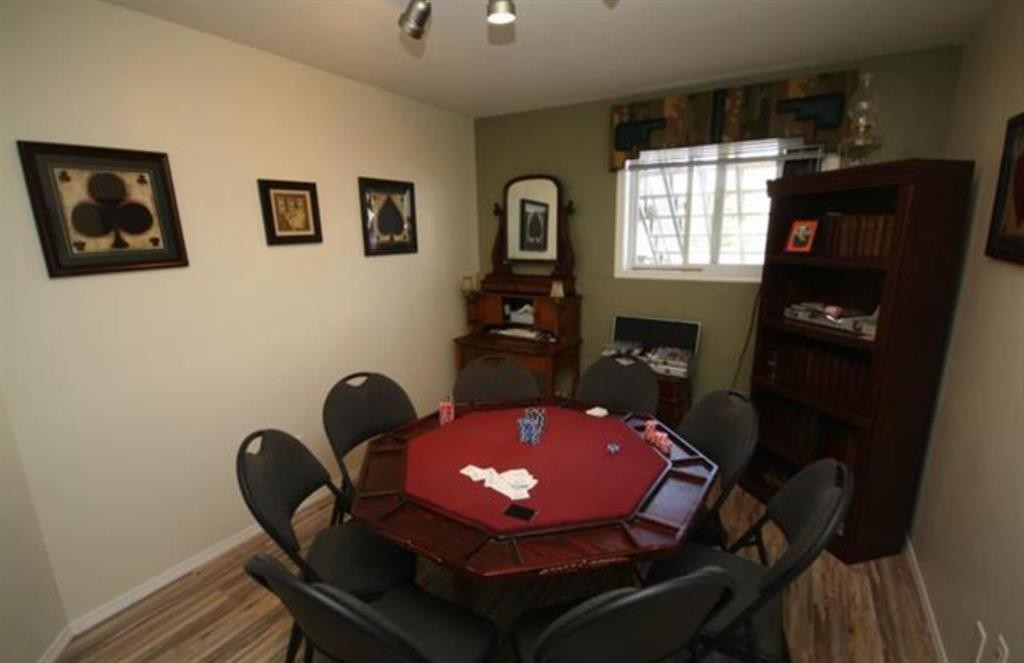 437 Washington Way Se, Medicine Hat, AB - Indoor Photo Showing Office