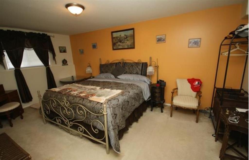 437 Washington Way Se, Medicine Hat, AB - Indoor Photo Showing Bedroom