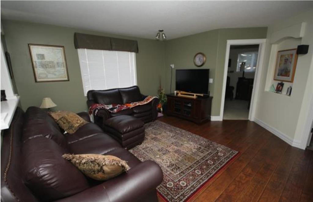 437 Washington Way Se, Medicine Hat, AB - Indoor Photo Showing Living Room