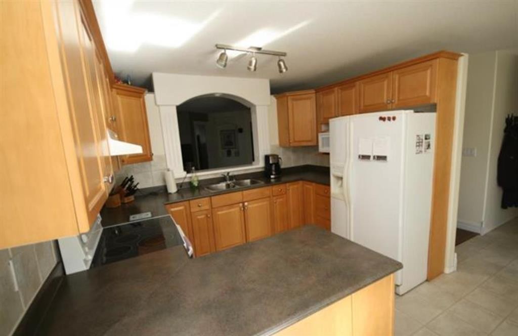 437 Washington Way Se, Medicine Hat, AB - Indoor Photo Showing Kitchen With Double Sink