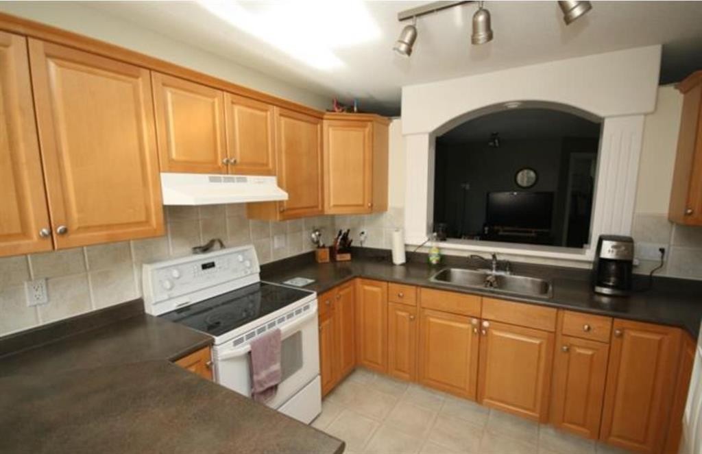 437 Washington Way Se, Medicine Hat, AB - Indoor Photo Showing Kitchen With Double Sink