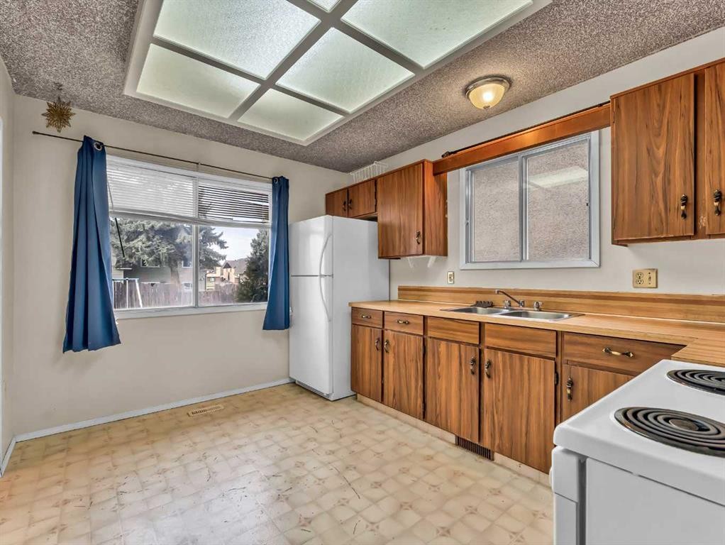 6 Simpson Crescent Se, Medicine Hat, AB - Indoor Photo Showing Kitchen With Double Sink