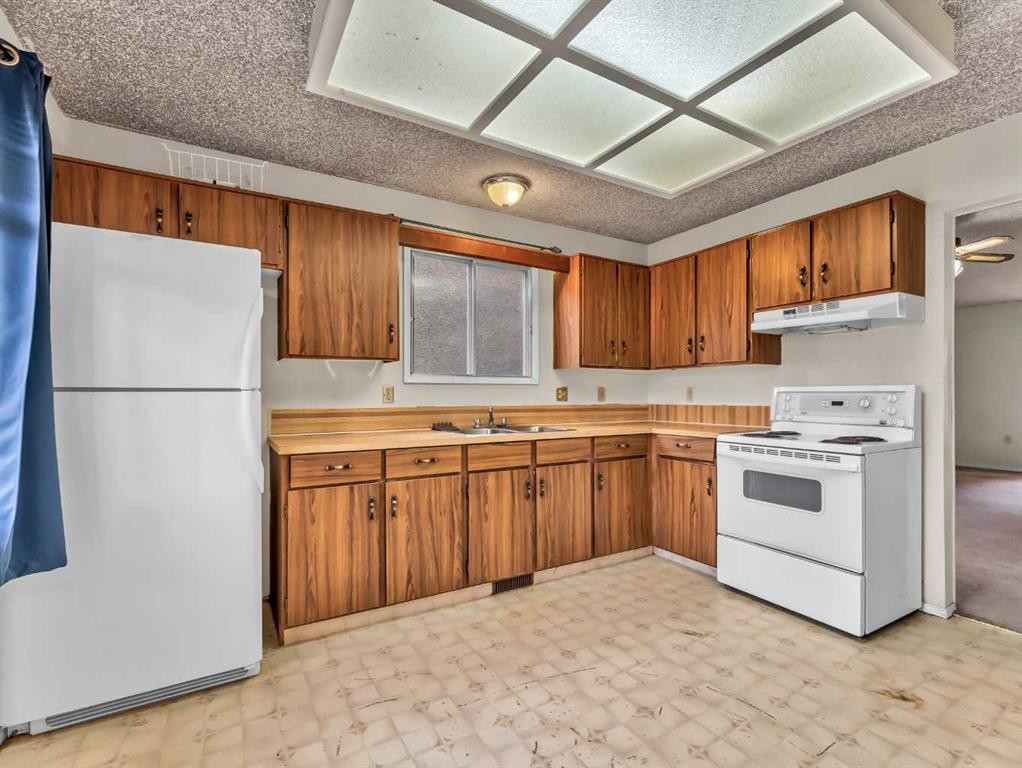 6 Simpson Crescent Se, Medicine Hat, AB - Indoor Photo Showing Kitchen With Double Sink