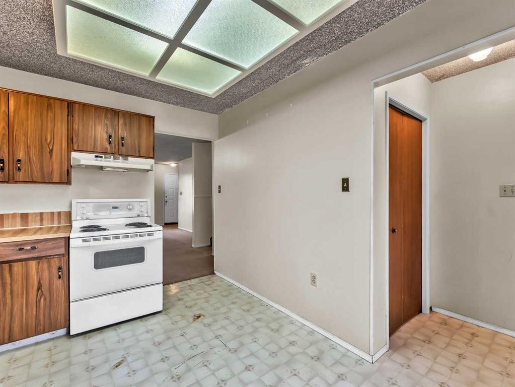 6 Simpson Crescent Se, Medicine Hat, AB - Indoor Photo Showing Kitchen