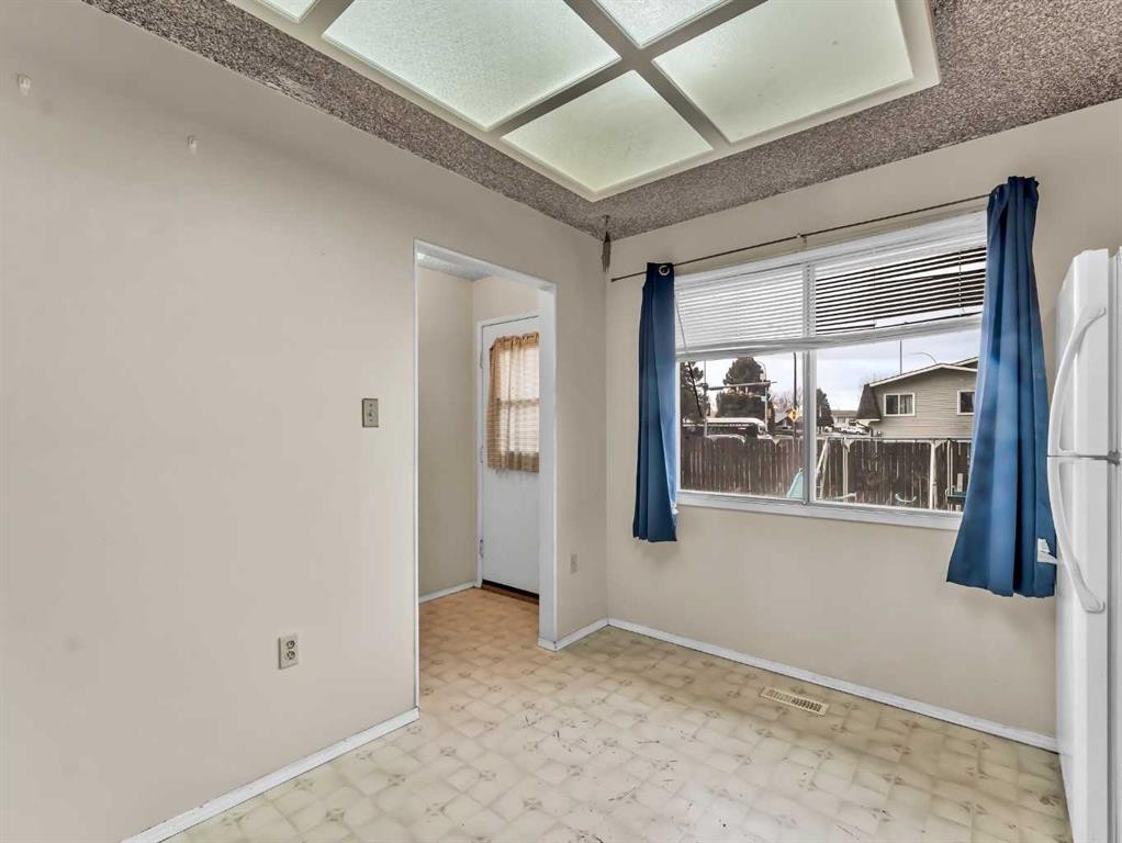 6 Simpson Crescent Se, Medicine Hat, AB - Indoor Photo Showing Other Room