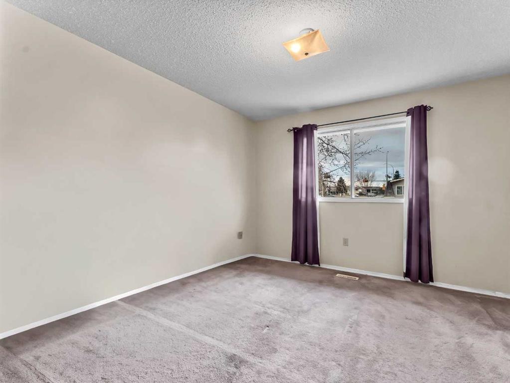 6 Simpson Crescent Se, Medicine Hat, AB - Indoor Photo Showing Other Room