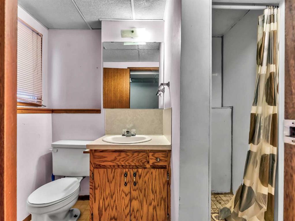 6 Simpson Crescent Se, Medicine Hat, AB - Indoor Photo Showing Bathroom