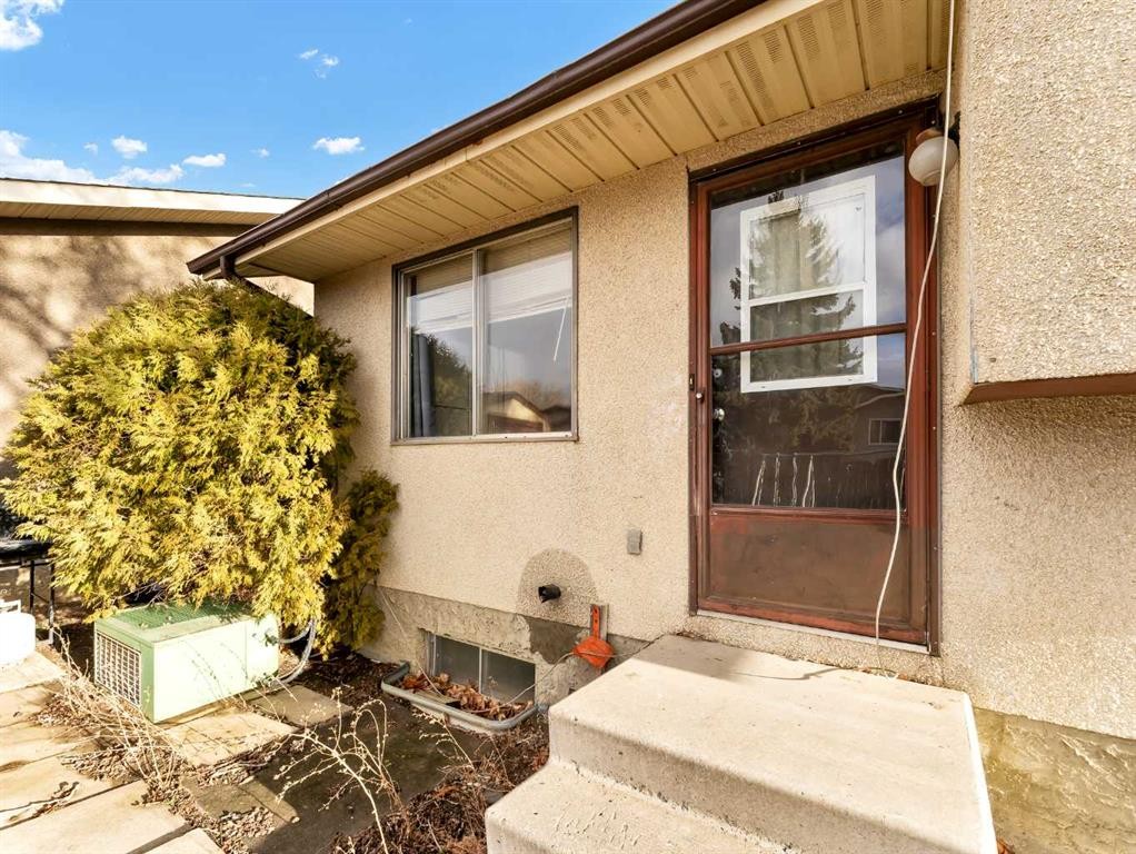 6 Simpson Crescent Se, Medicine Hat, AB - Outdoor With Exterior