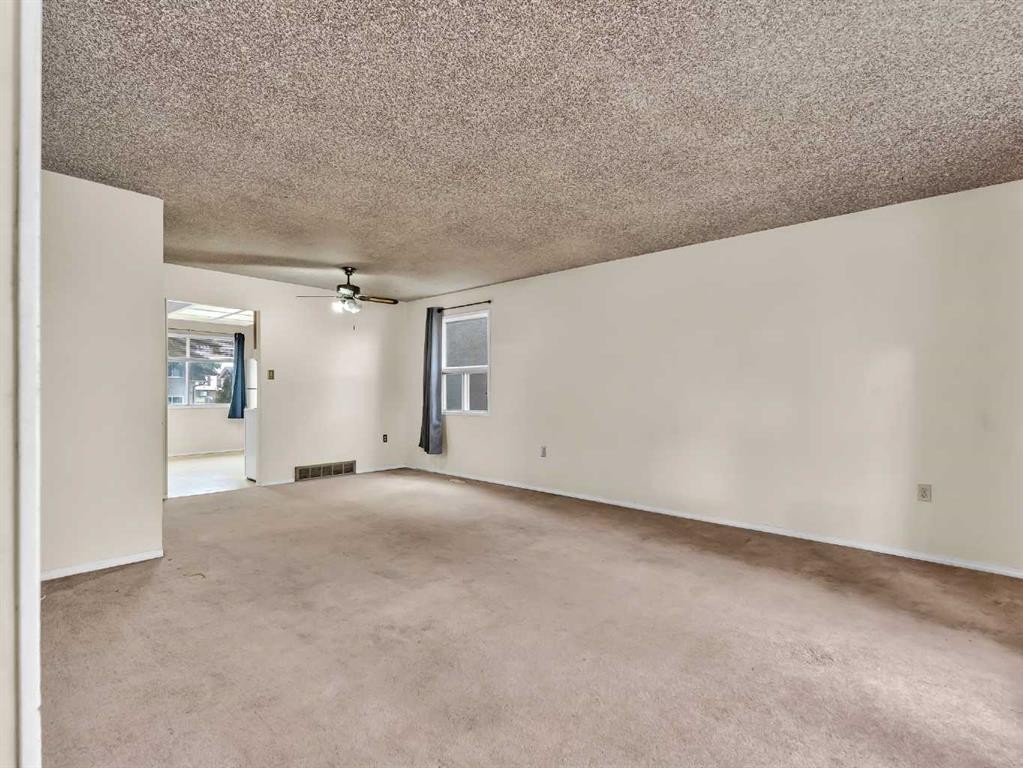 6 Simpson Crescent Se, Medicine Hat, AB - Indoor Photo Showing Other Room