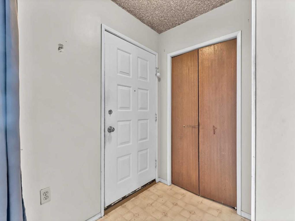 6 Simpson Crescent Se, Medicine Hat, AB - Indoor Photo Showing Other Room