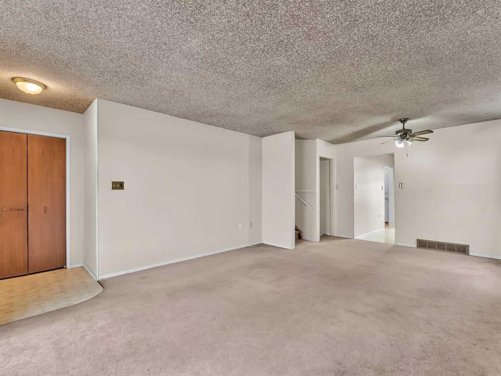 6 Simpson Crescent Se, Medicine Hat, AB - Indoor Photo Showing Other Room