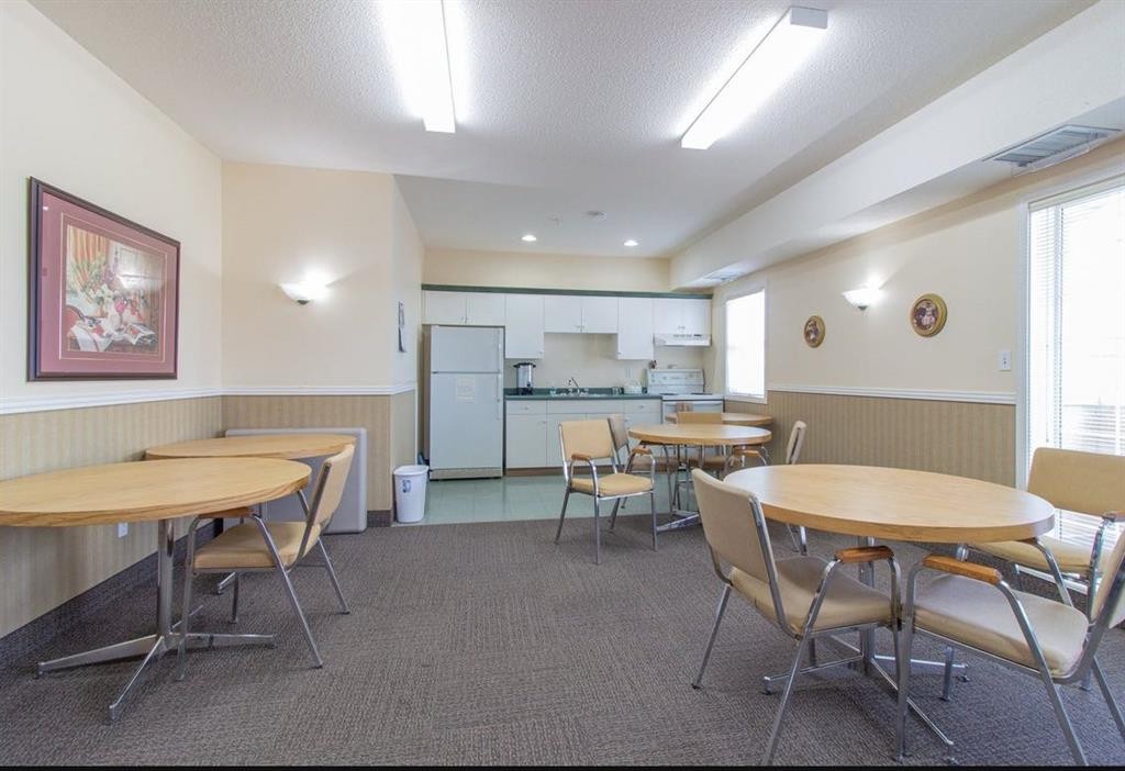 431-278 Park Meadows Drive Se, Medicine Hat, AB - Indoor Photo Showing Dining Room