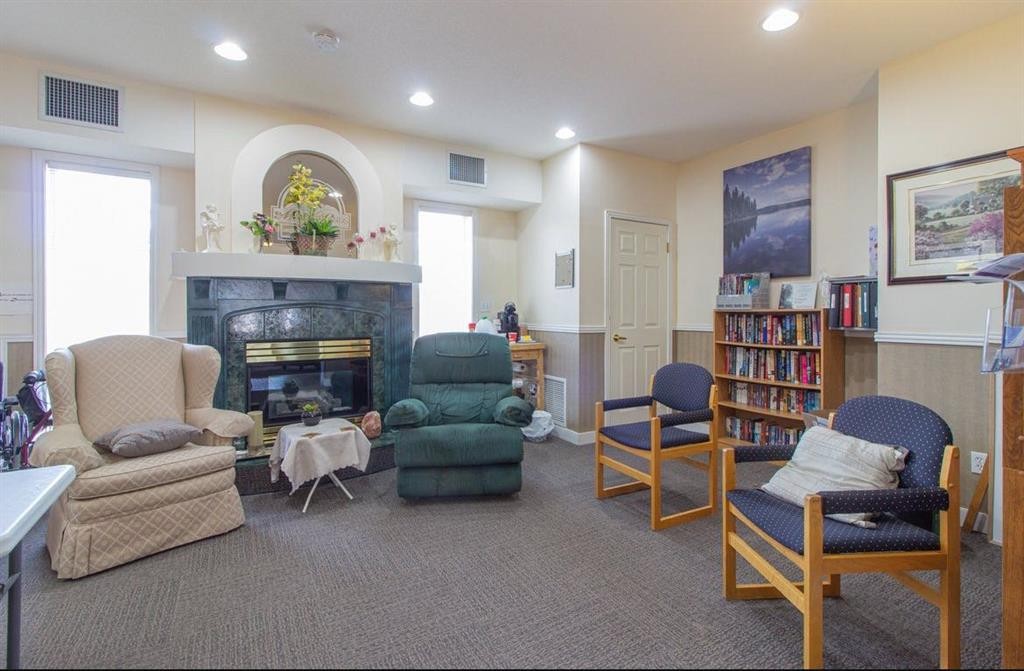 431-278 Park Meadows Drive Se, Medicine Hat, AB - Indoor Photo Showing Living Room With Fireplace