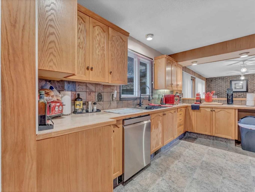 2210 Upland Drive Se, Medicine Hat, AB - Indoor Photo Showing Kitchen