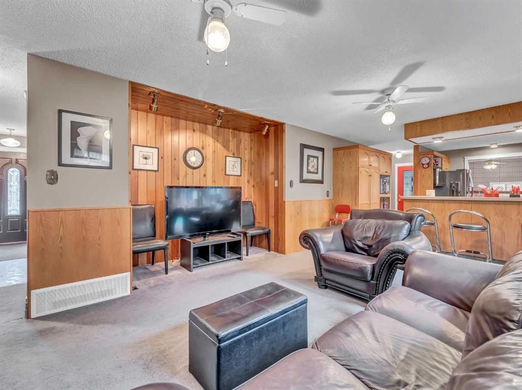 2210 Upland Drive Se, Medicine Hat, AB - Indoor Photo Showing Living Room