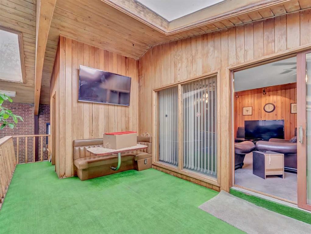 2210 Upland Drive Se, Medicine Hat, AB - Indoor Photo Showing Other Room