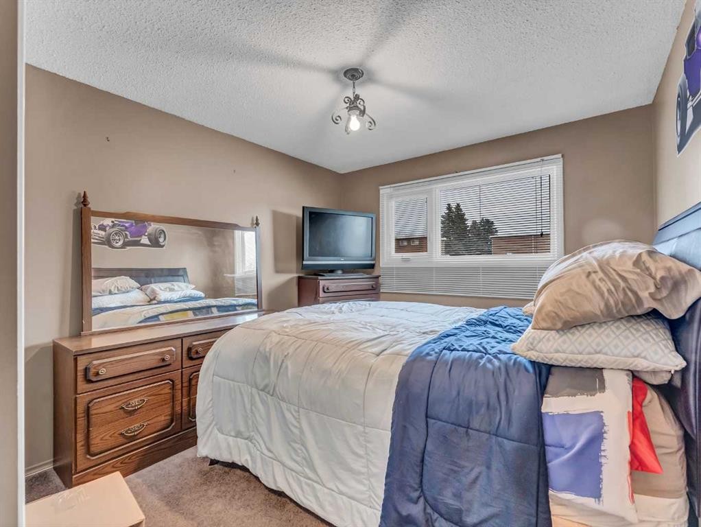 2210 Upland Drive Se, Medicine Hat, AB - Indoor Photo Showing Bedroom