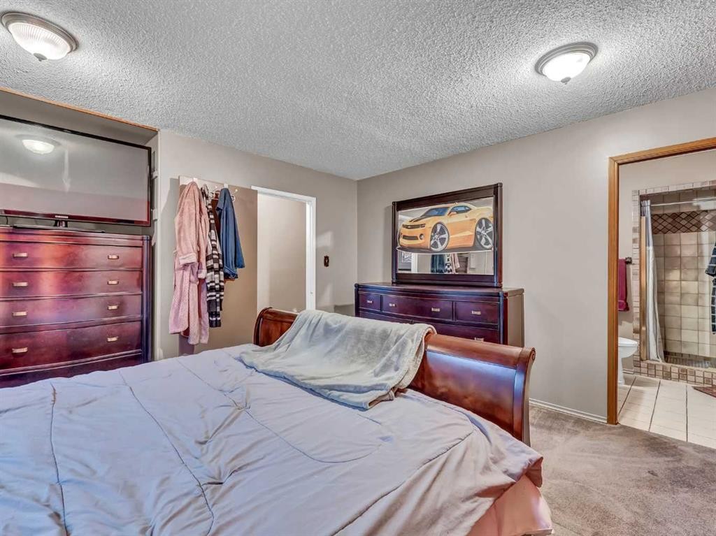 2210 Upland Drive Se, Medicine Hat, AB - Indoor Photo Showing Bedroom