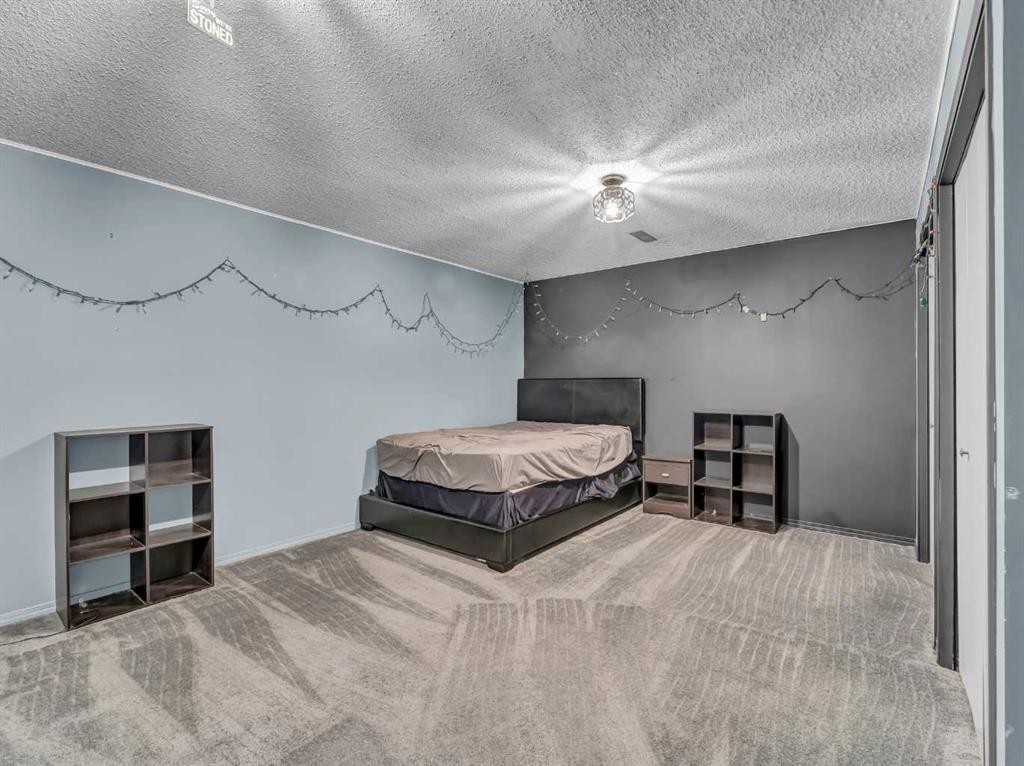 2210 Upland Drive Se, Medicine Hat, AB - Indoor Photo Showing Bedroom
