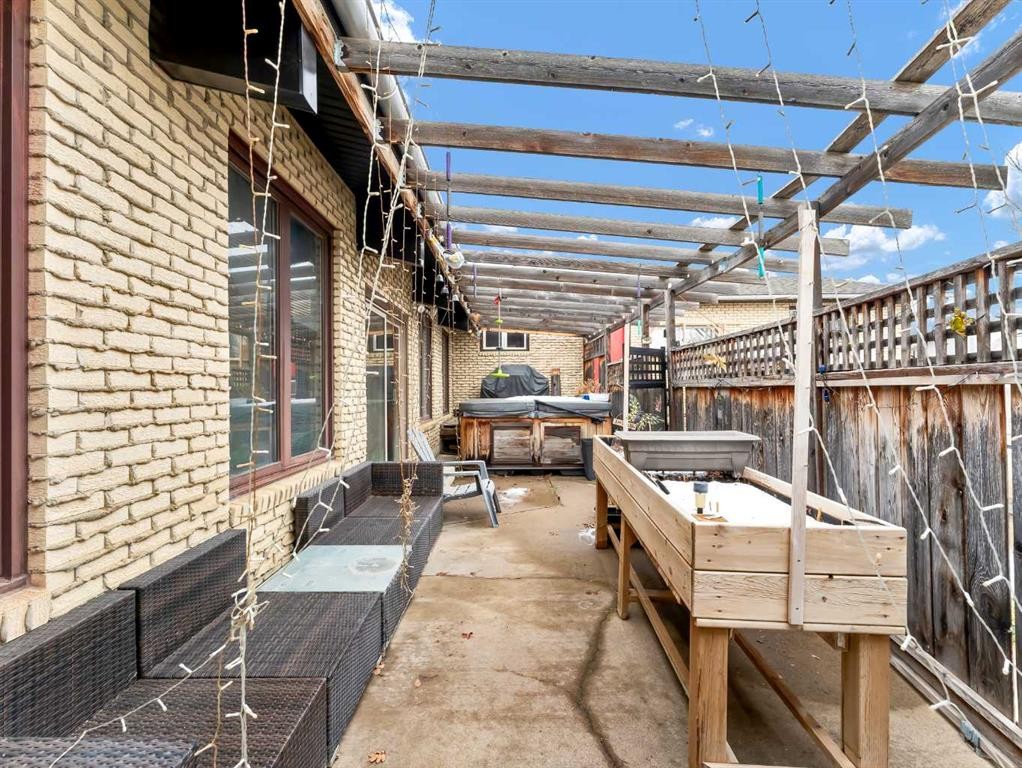 2210 Upland Drive Se, Medicine Hat, AB - Outdoor