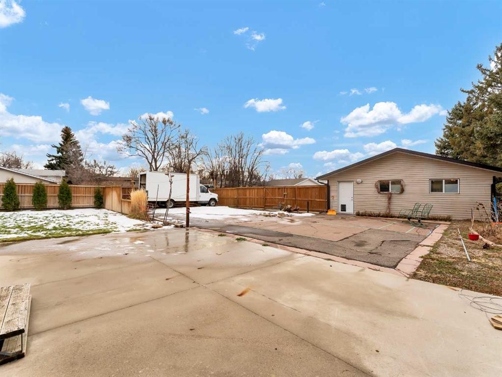 2210 Upland Drive Se, Medicine Hat, AB - Outdoor