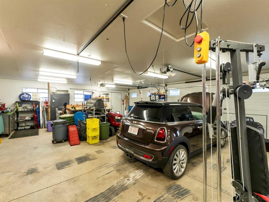 2210 Upland Drive Se, Medicine Hat, AB - Indoor Photo Showing Garage