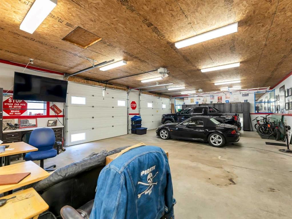2210 Upland Drive Se, Medicine Hat, AB - Indoor Photo Showing Garage