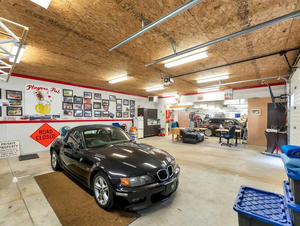 2210 Upland Drive Se, Medicine Hat, AB - Indoor Photo Showing Garage