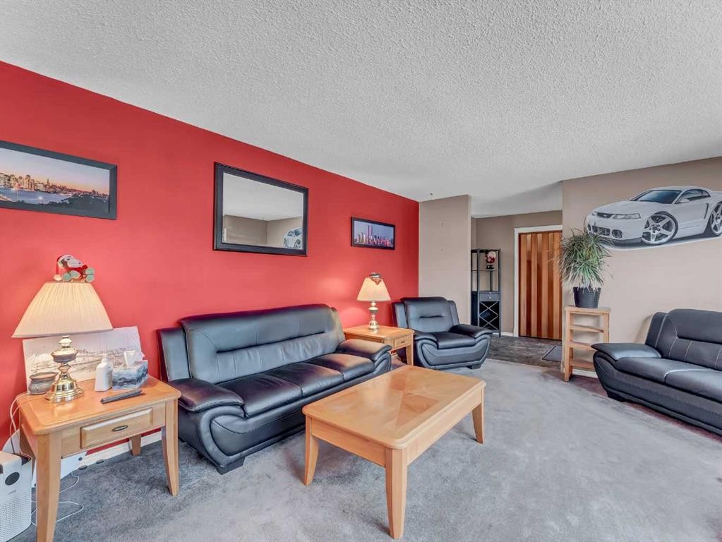 2210 Upland Drive Se, Medicine Hat, AB - Indoor Photo Showing Living Room