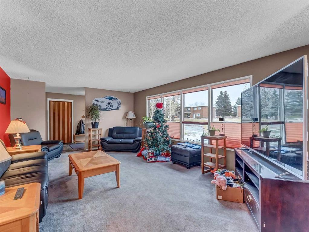 2210 Upland Drive Se, Medicine Hat, AB - Indoor Photo Showing Living Room