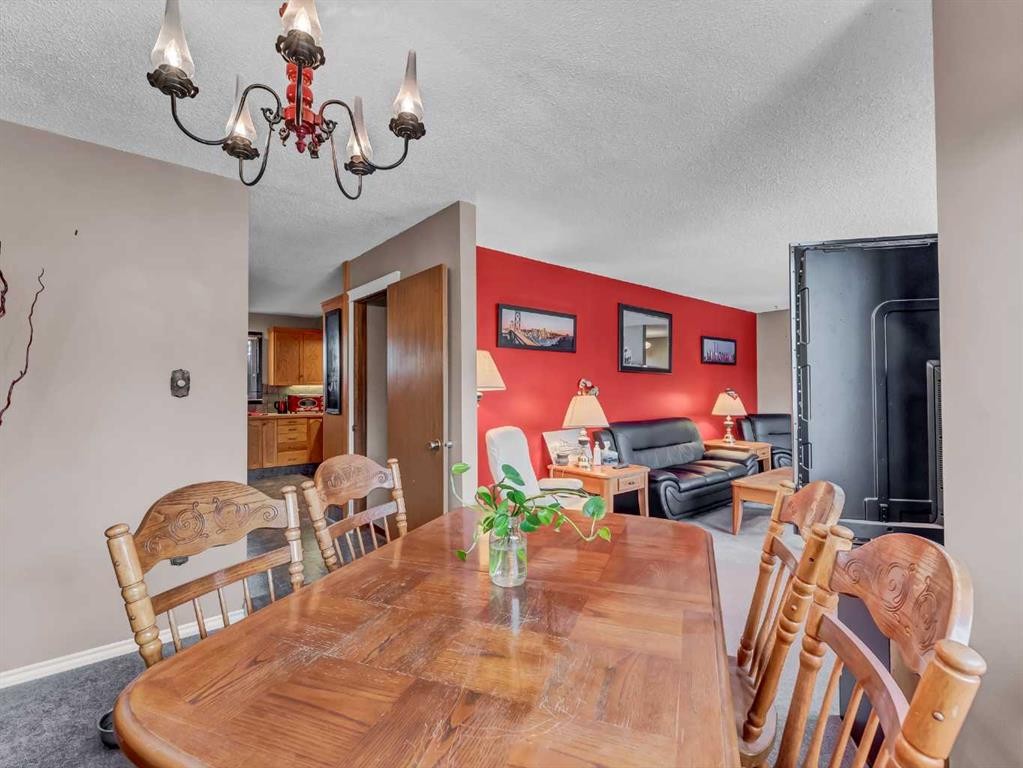 2210 Upland Drive Se, Medicine Hat, AB - Indoor Photo Showing Dining Room