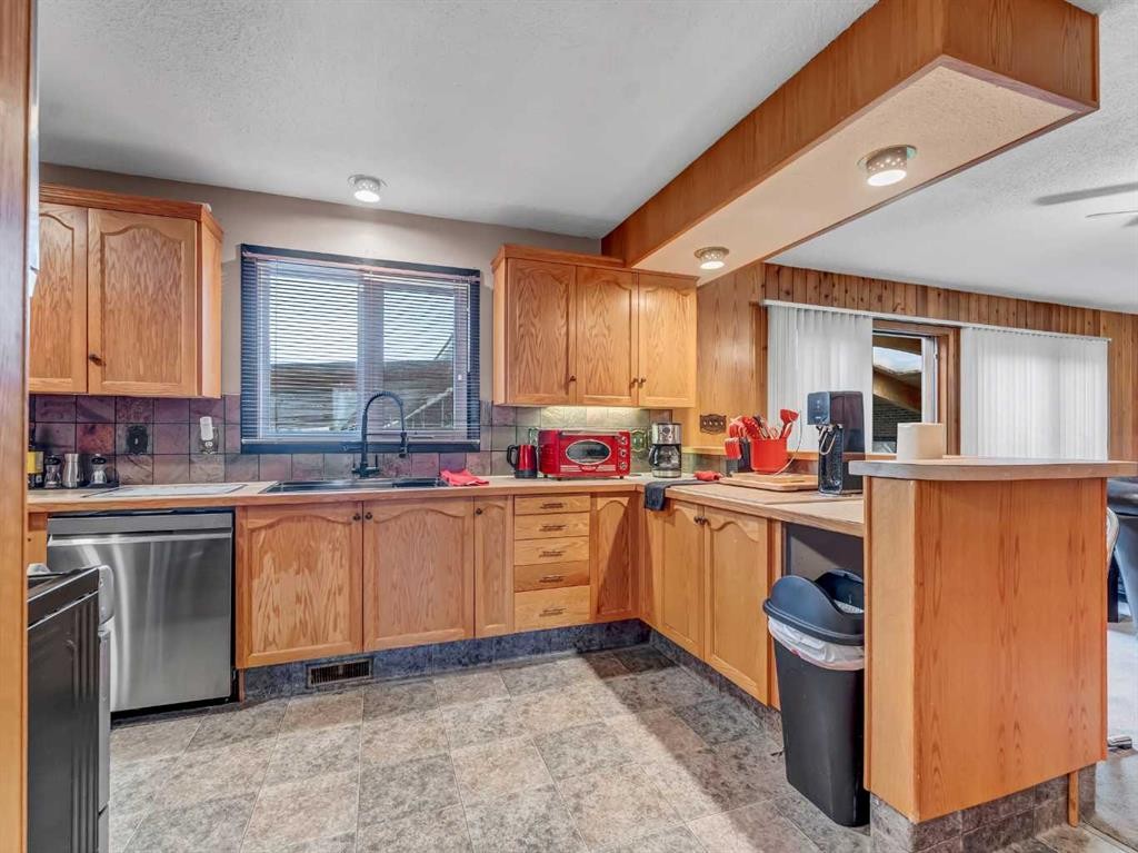 2210 Upland Drive Se, Medicine Hat, AB - Indoor Photo Showing Kitchen