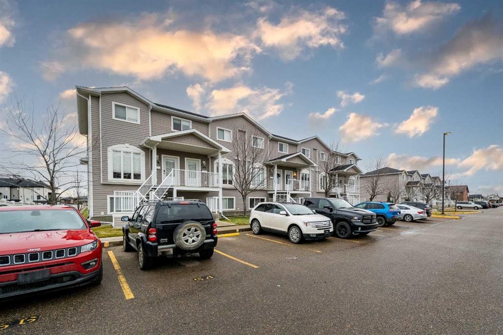 48 Somerset Lane Se, Medicine Hat, AB - Outdoor With Facade