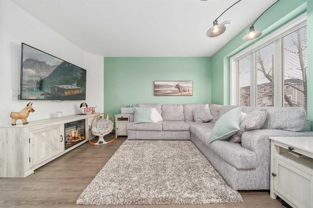 48 Somerset Lane Se, Medicine Hat, AB - Indoor Photo Showing Living Room With Fireplace