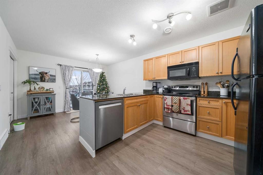 48 Somerset Lane Se, Medicine Hat, AB - Indoor Photo Showing Kitchen