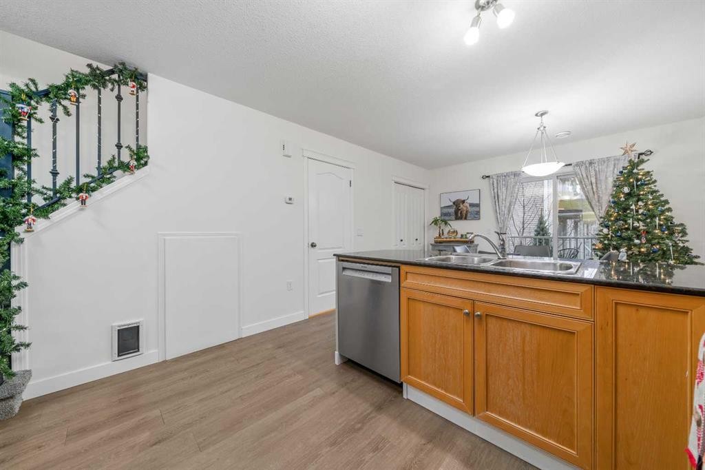 48 Somerset Lane Se, Medicine Hat, AB - Indoor Photo Showing Kitchen